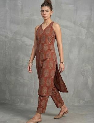 classic women ethnic motifs printed regular kurta with trousers 4