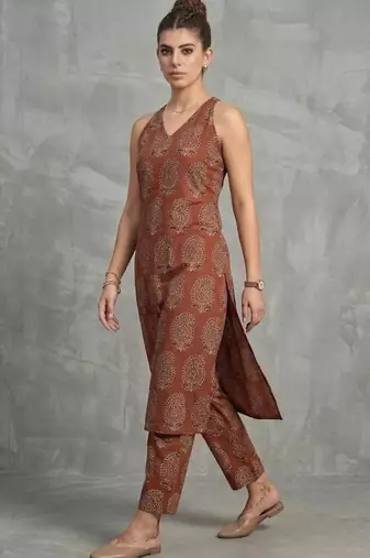 classic women ethnic motifs printed regular kurta with trousers