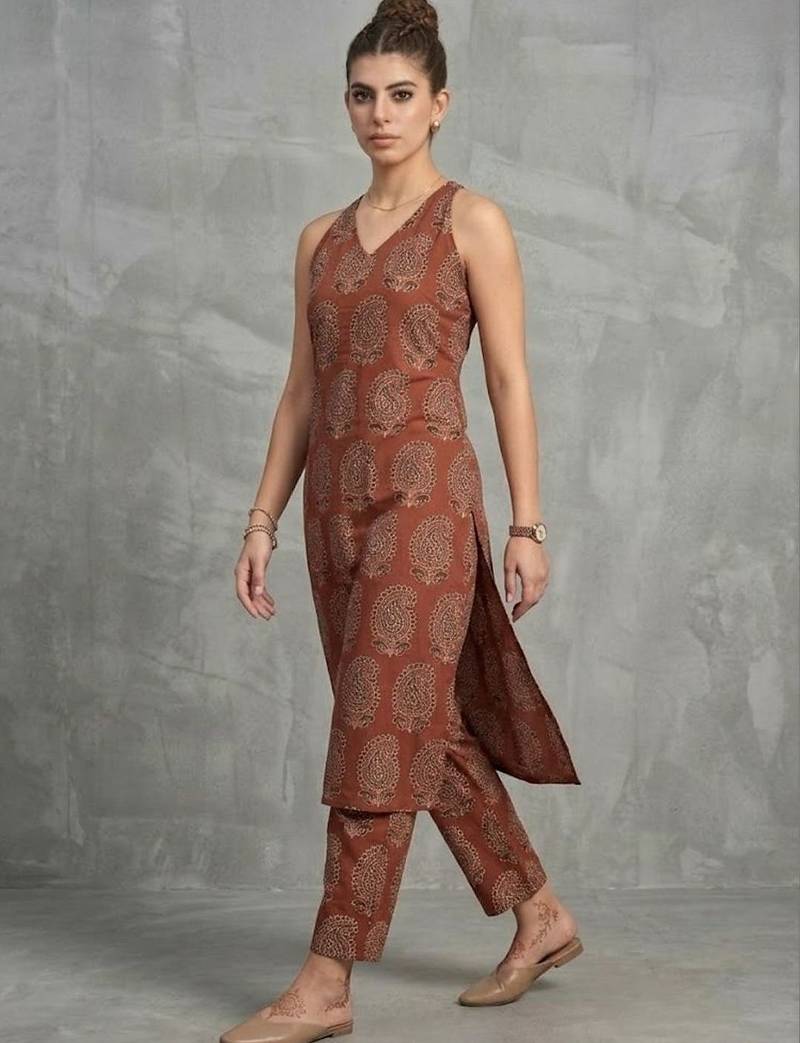 classic women ethnic motifs printed regular kurta with trousers