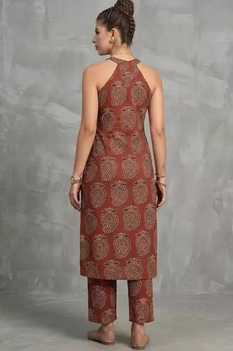 classic women ethnic motifs printed regular kurta with trousers