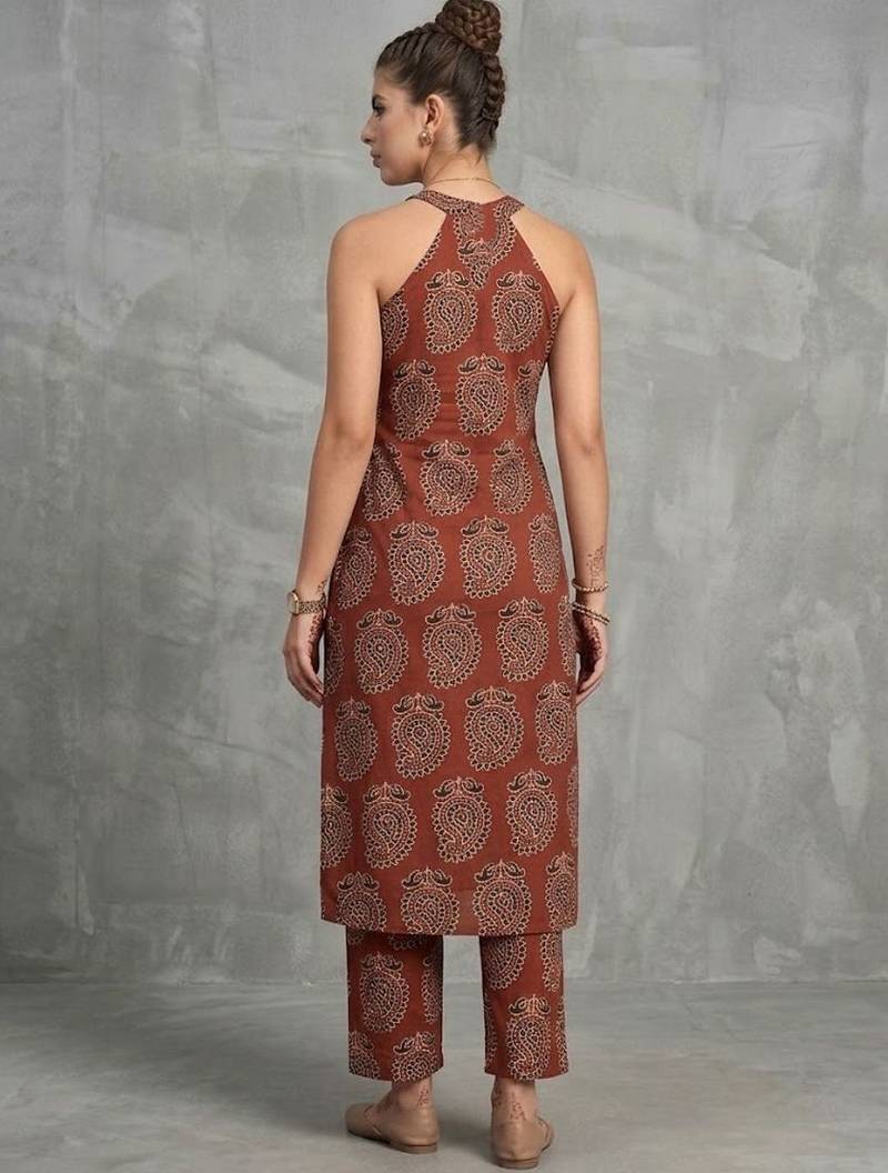 classic women ethnic motifs printed regular kurta with trousers