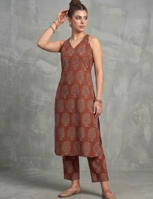classic women ethnic motifs printed regular kurta with trousers 6