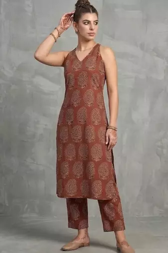 classic women ethnic motifs printed regular kurta with trousers