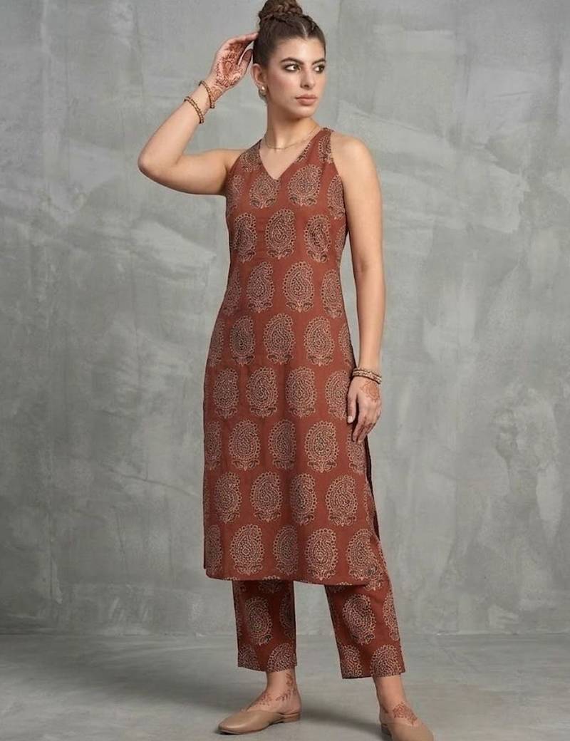 classic women ethnic motifs printed regular kurta with trousers