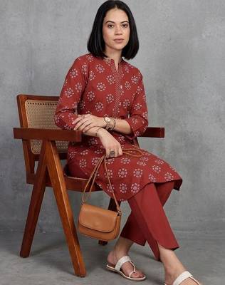 contemporary women floral printed regular kurta with trousers 3