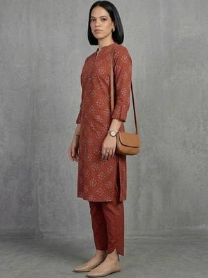 contemporary women floral printed regular kurta with trousers 5