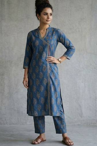 structured women paisley printed regular cotton kurta with trousers