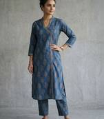 structured women paisley printed regular cotton kurta with trousers