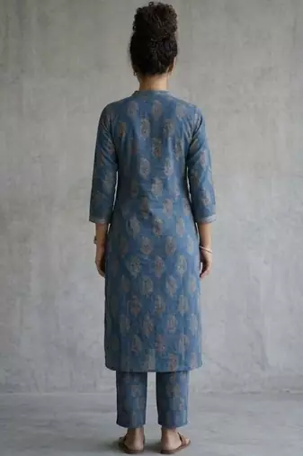 structured women paisley printed regular cotton kurta with trousers