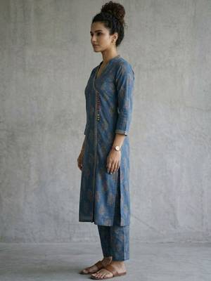 structured women paisley printed regular cotton kurta with trousers 4