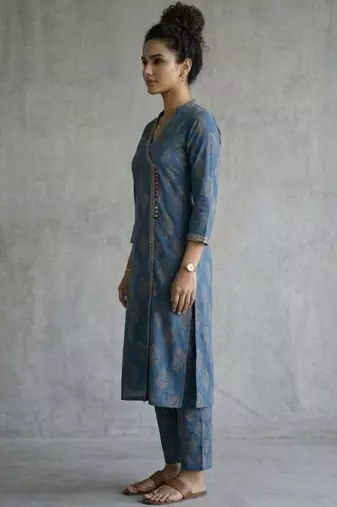 structured women paisley printed regular cotton kurta with trousers