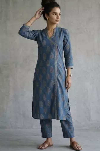 structured women paisley printed regular cotton kurta with trousers