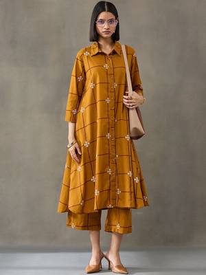 women floral printed regular cotton kurta with trousers 1
