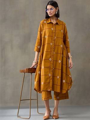 women floral printed regular cotton kurta with trousers 3
