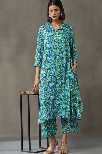 structured women floral printed regular kurta with trousers