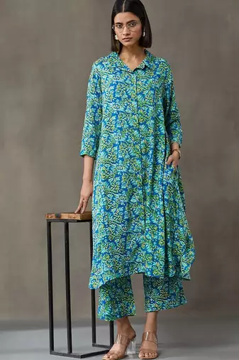 structured women floral printed regular kurta with trousers