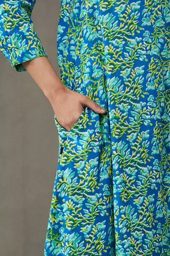 structured women floral printed regular kurta with trousers