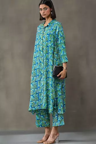 structured women floral printed regular kurta with trousers