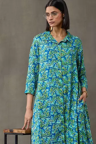 structured women floral printed regular kurta with trousers