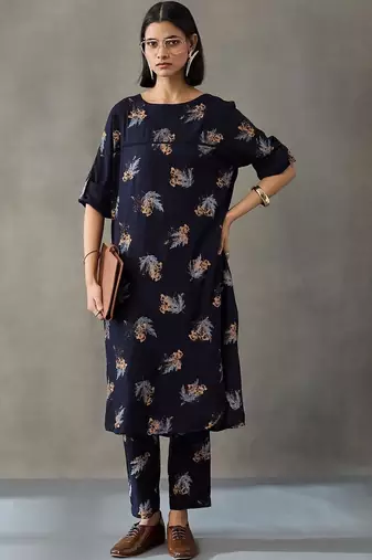 smart women floral printed regular kurta with trousers