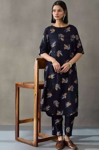 smart women floral printed regular kurta with trousers