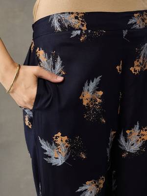 smart women floral printed regular kurta with trousers 4