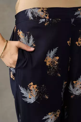 smart women floral printed regular kurta with trousers