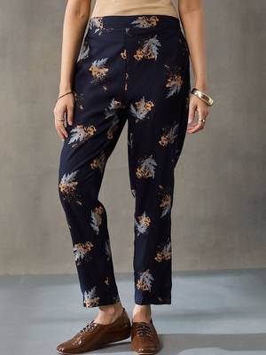 smart women floral printed regular kurta with trousers 6