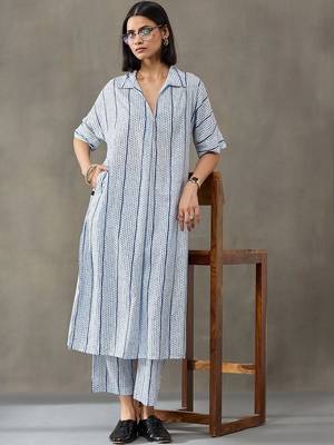 structured women floral printed regular cotton kurta with trousers 3