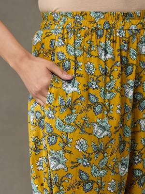workwear women floral printed regular kurta with trousers 4