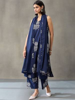 workwear women floral printed regular thread work cotton kurta with palazzos & with dupatta 3