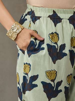 women floral printed regular cotton kurta with trousers 4