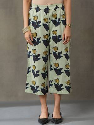 women floral printed regular cotton kurta with trousers 6