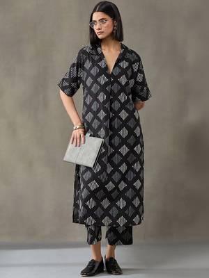 structured women floral printed regular cotton kurta with trousers 1