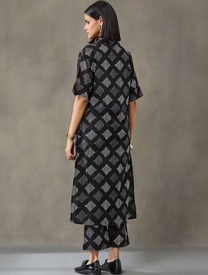 structured women floral printed regular cotton kurta with trousers 2
