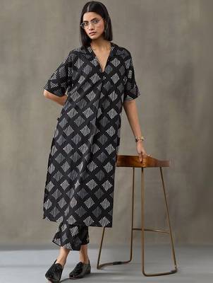 structured women floral printed regular cotton kurta with trousers 3