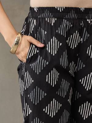 structured women floral printed regular cotton kurta with trousers 4