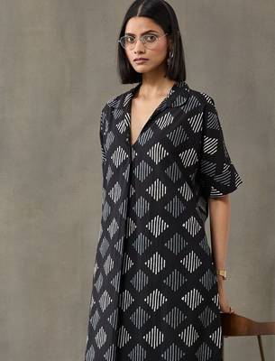 structured women floral printed regular cotton kurta with trousers 7