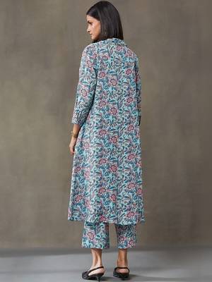 smart women floral printed regular kurta with trousers 2