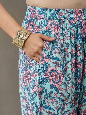 smart women floral printed regular kurta with trousers 4