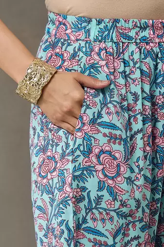 smart women floral printed regular kurta with trousers