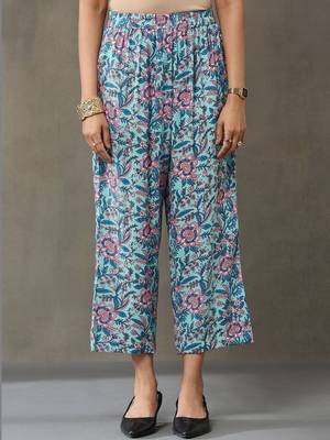 smart women floral printed regular kurta with trousers 6