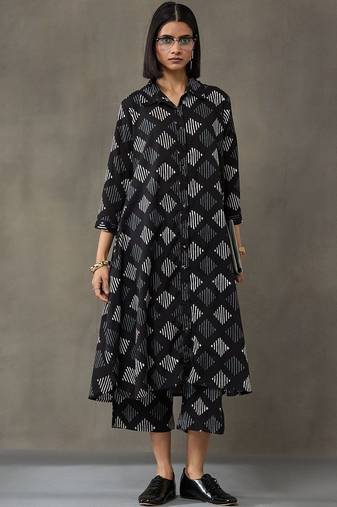 classic women floral printed regular cotton kurta with trousers