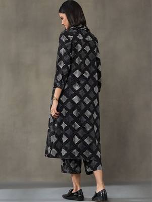 classic women floral printed regular cotton kurta with trousers 2