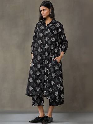 classic women floral printed regular cotton kurta with trousers 5