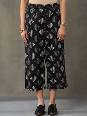 classic women floral printed regular cotton kurta with trousers 6