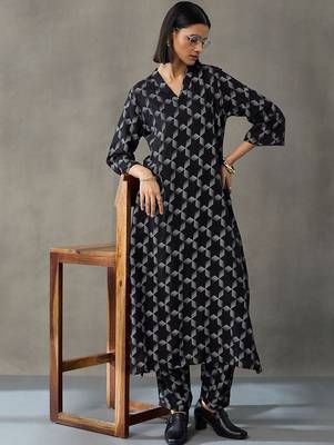structured women floral printed regular kurta with salwar 3