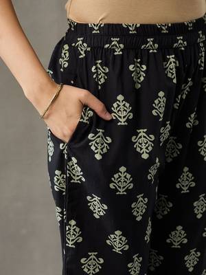 structured women floral printed regular cotton kurta with trousers 4