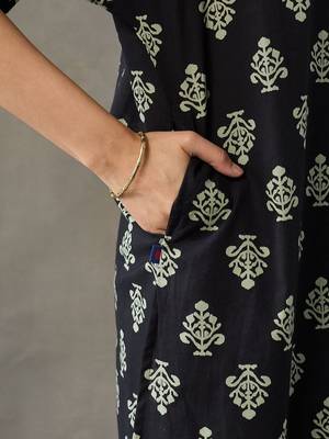 structured women floral printed regular cotton kurta with trousers 5
