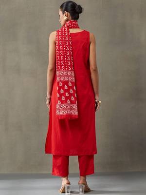 smart women layered cotton kurta with trousers & with dupatta 5